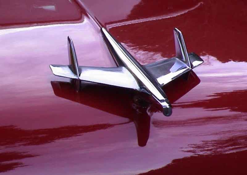 Chevrolet Bel Air с самолётом на капоте