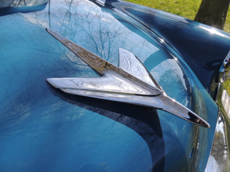 Studebaker Champion с самолётом на капоте