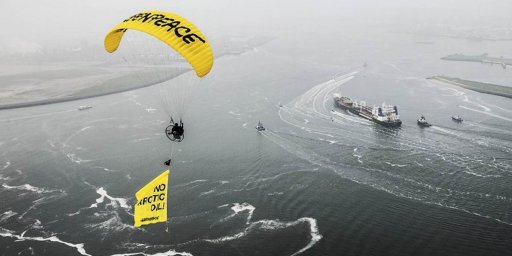 Парамоторист из Greenpeace получил 6 месяцев условно Парамоторист из Greenpeace получил 6 месяцев условно