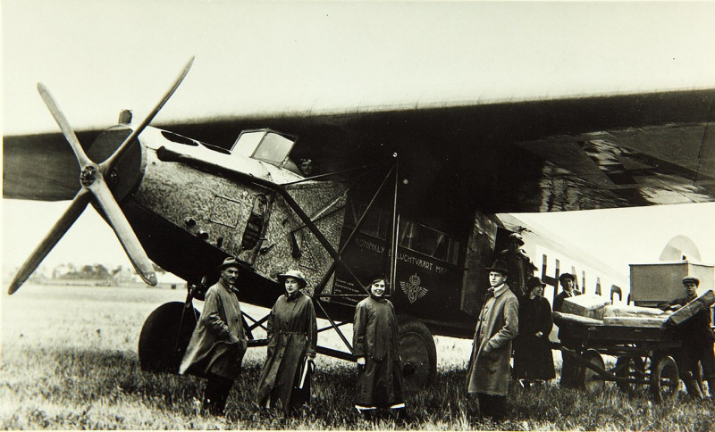 Fokker F VII голландской авиакомпании KLM. На таком самолете пилоты KLM совершили первый межконтинентальный рейс из Амстердама в Джакарту. Полет занимал 10 дней с 24 пересадками.