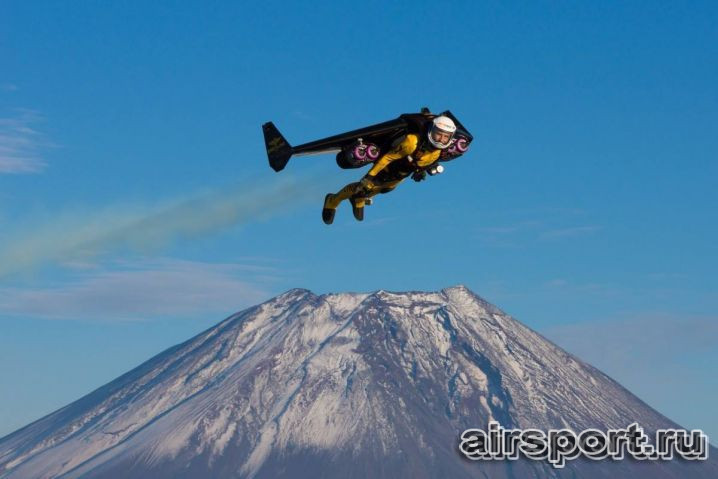 Первый полёт Jetman'а в Азии Первый полёт Jetman'а в Азии