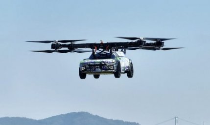 В Китае разработали летающий автомобиль с гигантскими пропеллерами