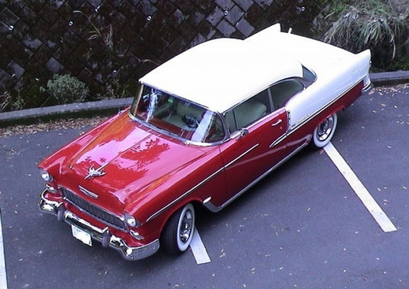 Chevrolet Bel Air с самолётом на капоте