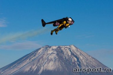 Первый полёт Jetman'а в Азии Первый полёт Jetman'а в Азии